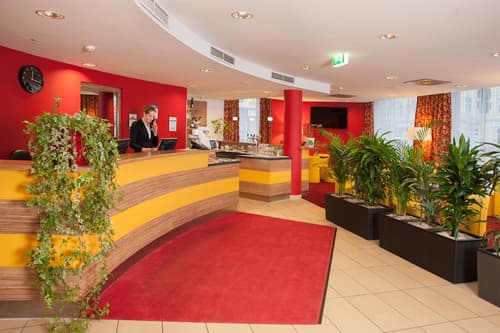 Hotel Senator, Reception