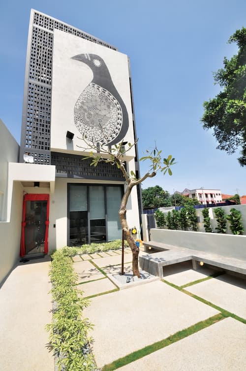 The Nest House, Front of property