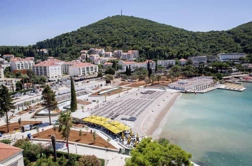 Nikola Apartments, Primary image