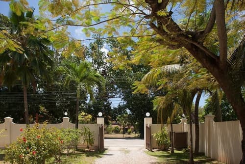 Villa Confort, Property entrance