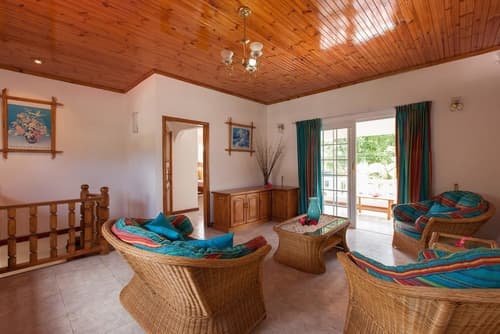 Villa Confort, Interior entrance