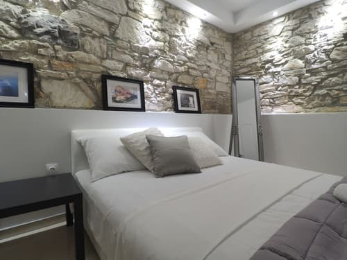 Captain Emo City Apartments, Room