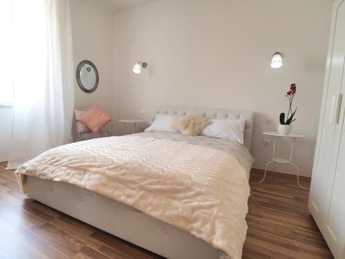 Captain Emo City Apartments, Room