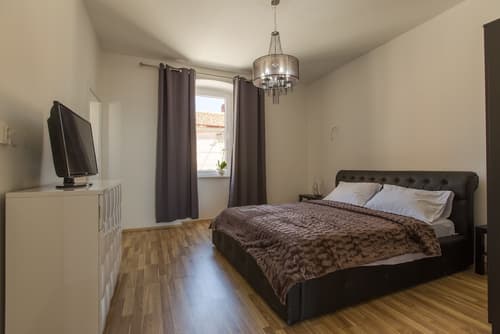 Captain Emo City Apartments, Room