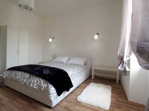 Captain Emo City Apartments, Room