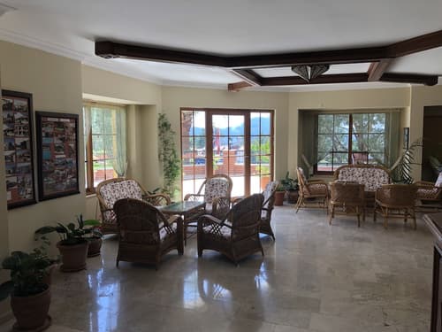 Hotel Leytur, Interior entrance