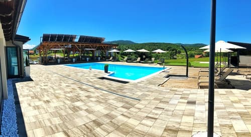 16 Lakes Hotel, Outdoor pool