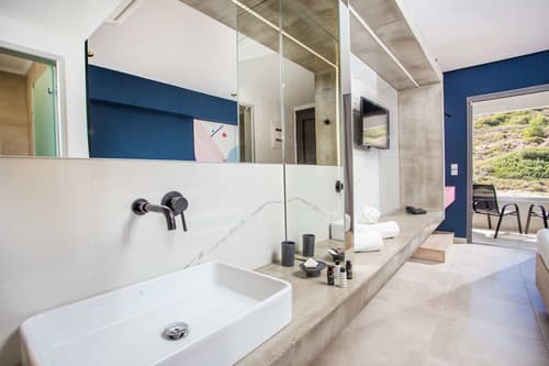 Madison Boutique, Room