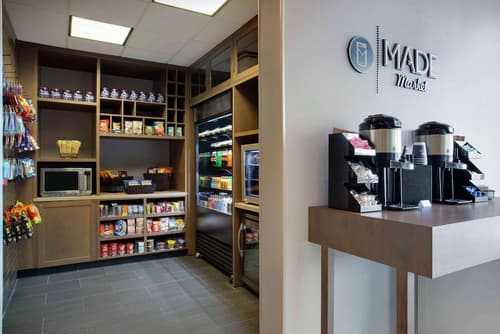 DoubleTree by Hilton Chicago Midway Airport, Snack bar