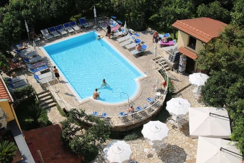 Hotel Tourist, Primary image