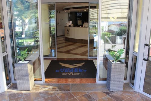 Hotel Everest Arco, Interior entrance