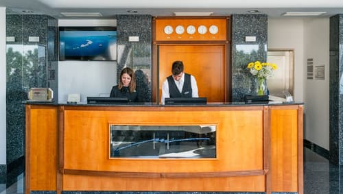 Hotel More, Reception