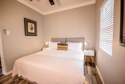 Corner House Residence, Room