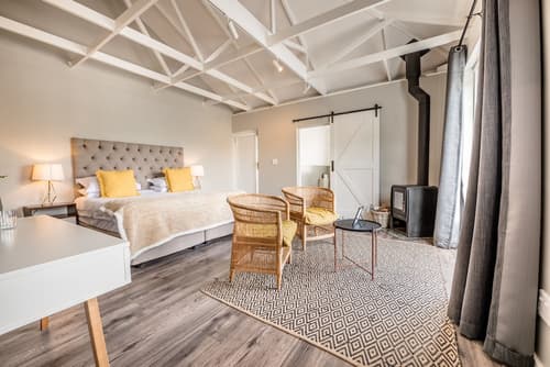 Corner House Residence, Room