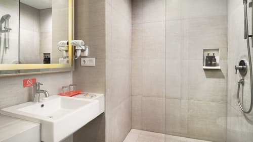 HARRIS Hotel Kuta Galleria - Bali, Bathroom