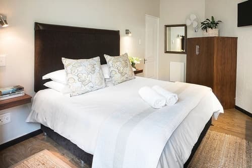 Sandton Slippers, Room