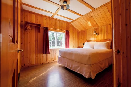 Pine Bungalows, Room