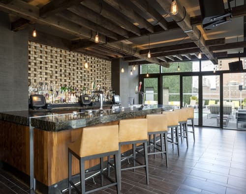 Royalton Park Avenue, Poolside bar