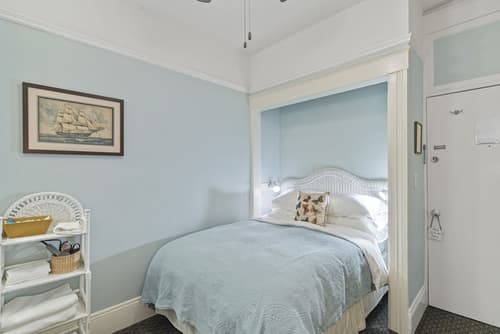 Golden Gate Hotel, Room