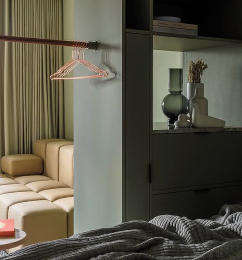 Locke At Broken Wharf, Room