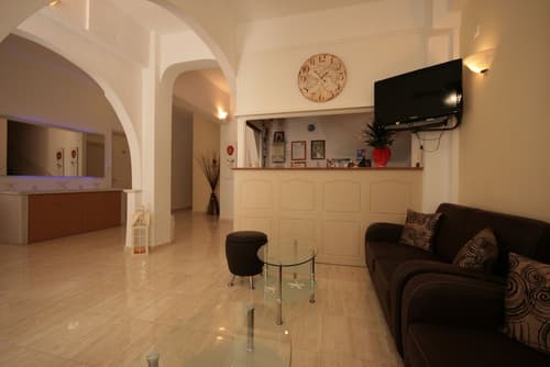 Zeus Hotel, Reception