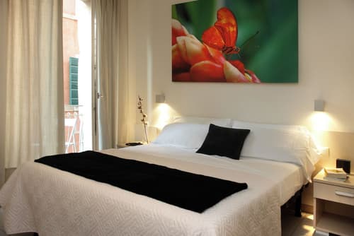 Mariposa Apartments, Room