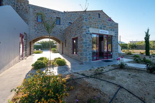 Abeloessa Methonian Hospitality, Reception