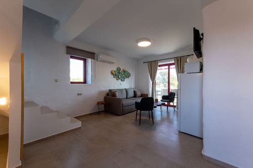 Abeloessa Methonian Hospitality, Interior entrance