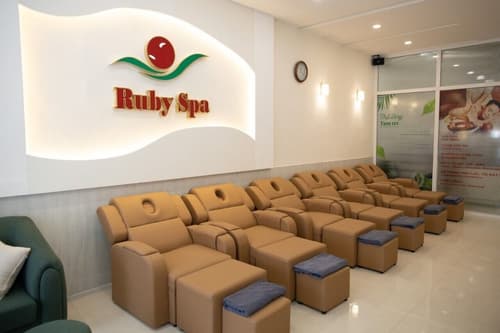 Ruby Hotel, Massage