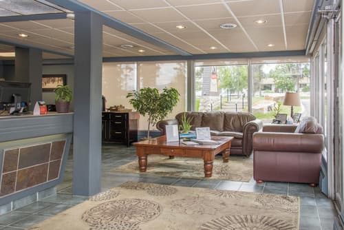 Tonquin Inn, Lobby sitting area