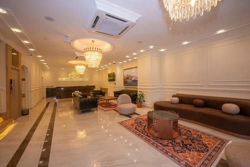 Porta Romanos Hotel, Interior entrance