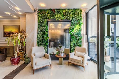 Porta Romanos Hotel, Reception