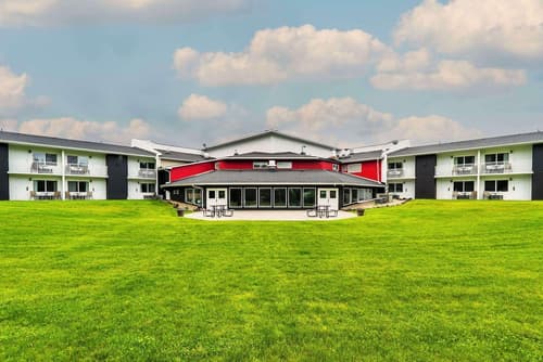 Quality Inn & Suites, Exterior