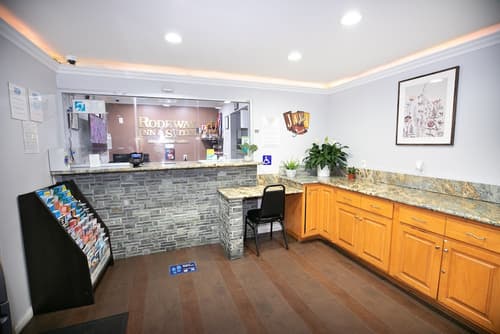 Rodeway Inn & Suites, Reception