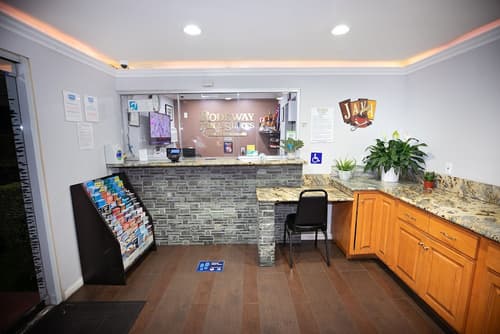 Rodeway Inn & Suites, Reception