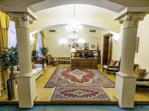 Fleur De Lis Hotel, Reception