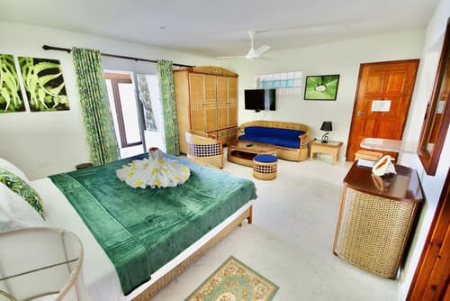 Sea Splash & La Petite Maison, Room