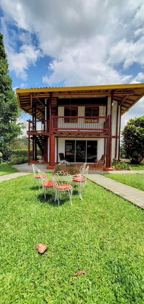 El Gran Chaparral, Exterior