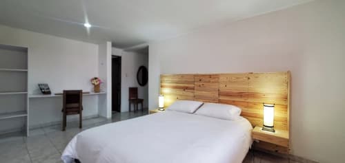 El Gran Chaparral, Room