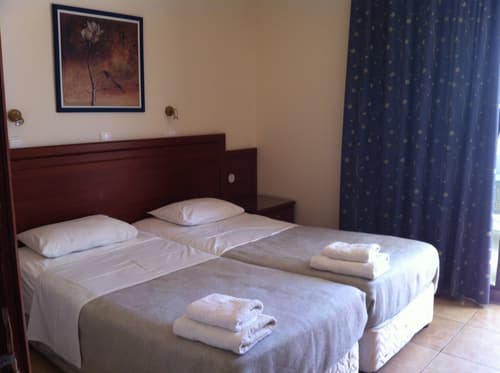 Olga's Paradise, Room