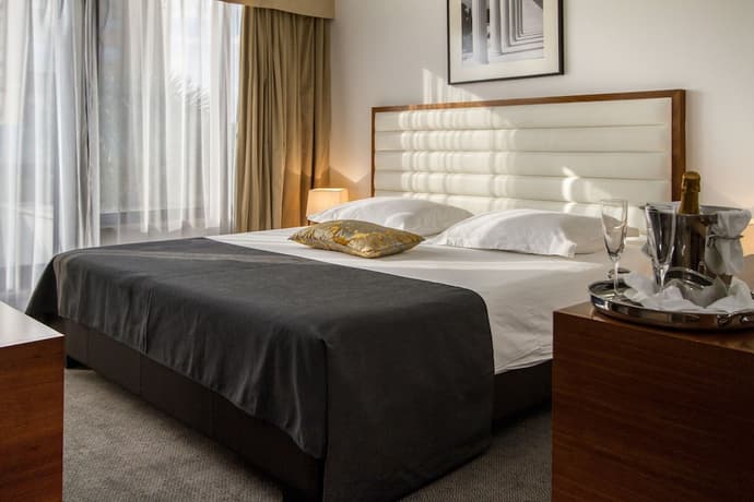 Atrium Hotel, Primary image