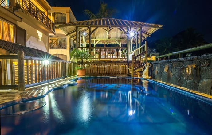 Sunset Villa, Primary image