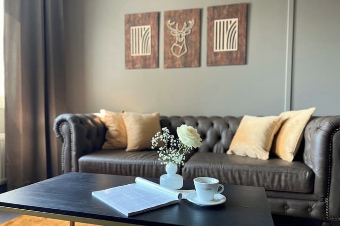 Golden Circle Suites, Primary image