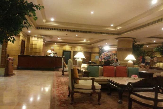 Topland Hotel & Convention Centre, Lobby sitting area