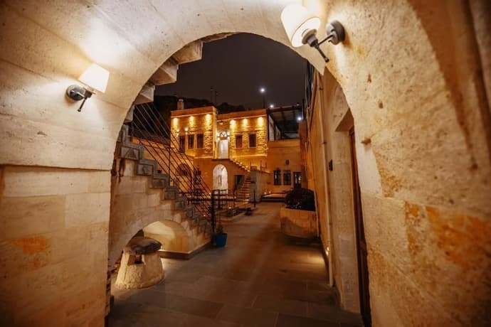 Misty Cave Hotel, Primary image