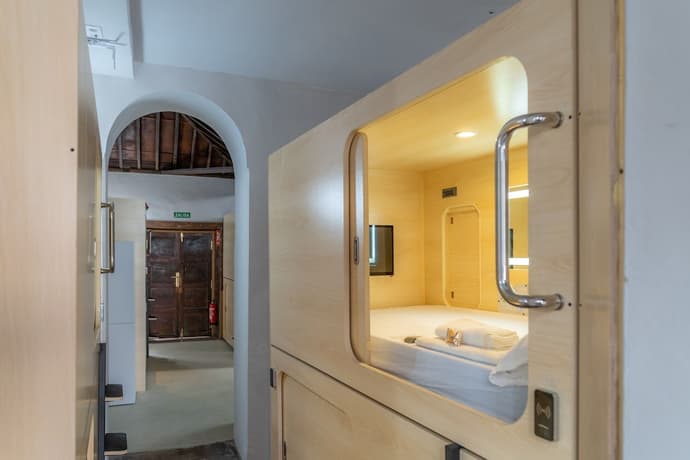 Hostelit, Primary image