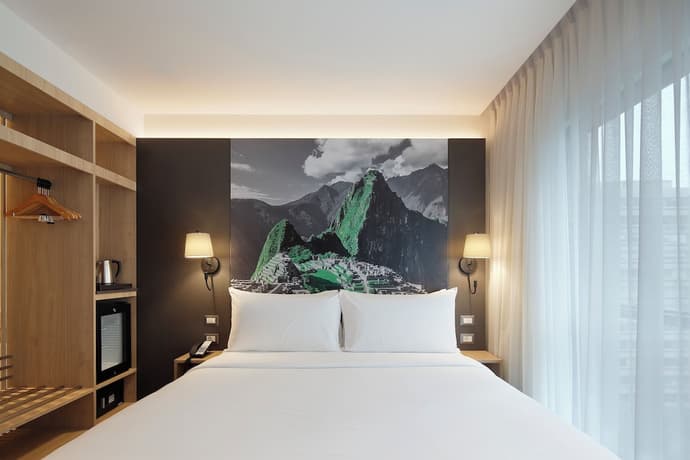 Ikonik Miraflores, Primary image