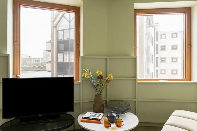 Locke At Broken Wharf, Primary image