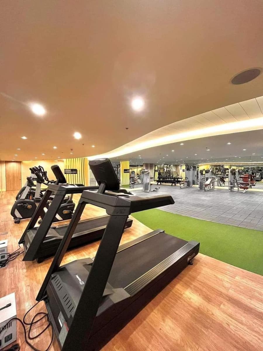 E & R Staycation Condotel near Mall of Asia