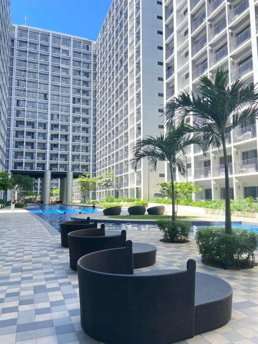 E & R Staycation Condotel near Mall of Asia